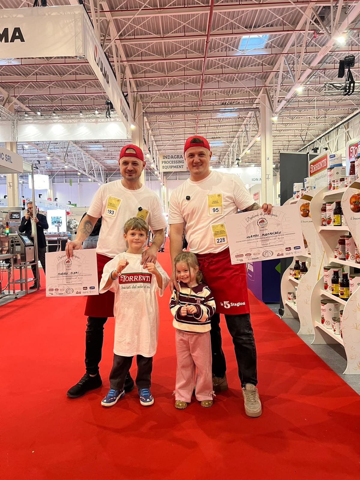 Alex și Mihai cu diplomele de la Campionatul Internațional de Pizza, Romexpo 2025