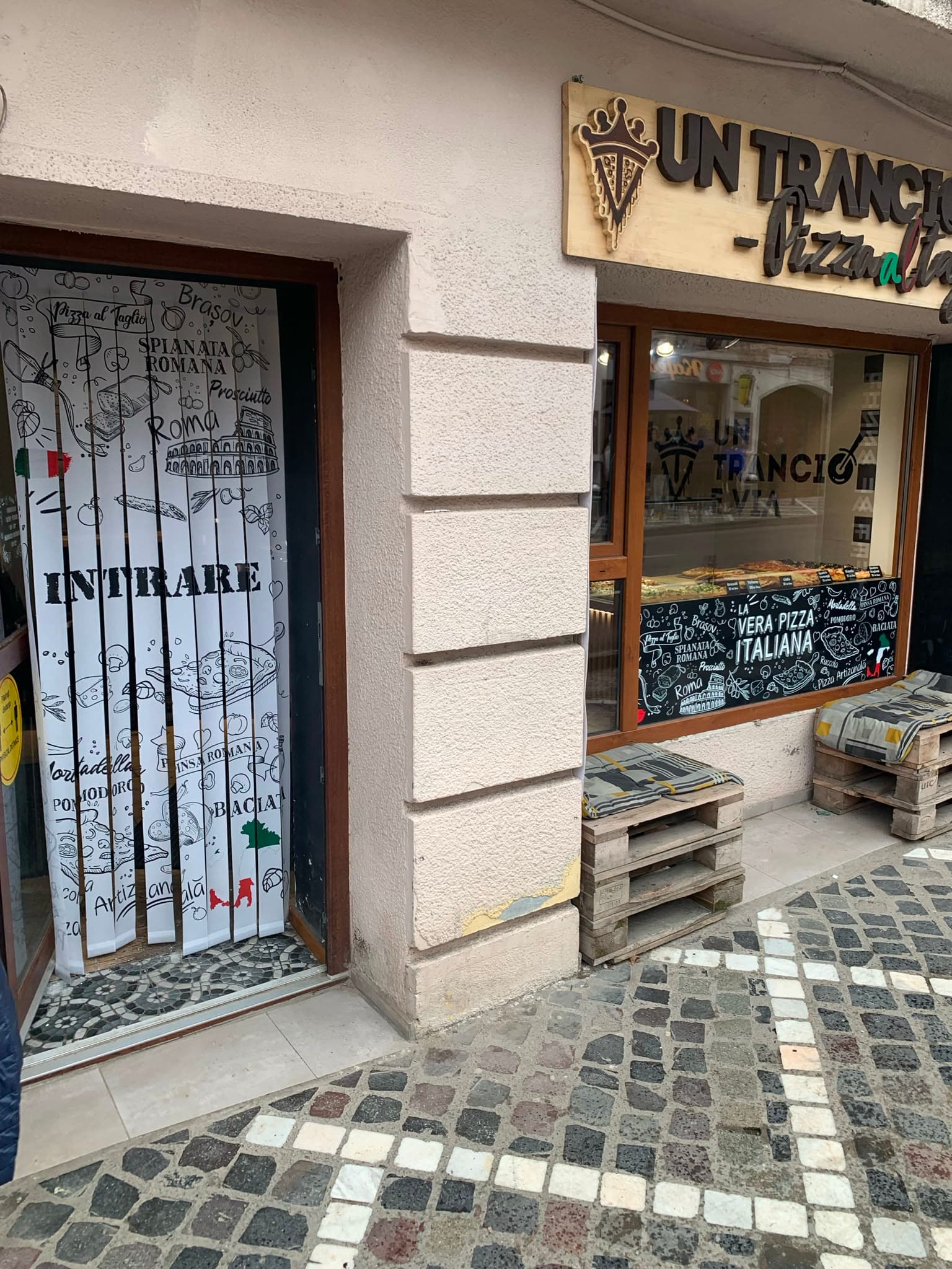 Intrarea primei locații Un Trancio e Via din Centrul Brașovului