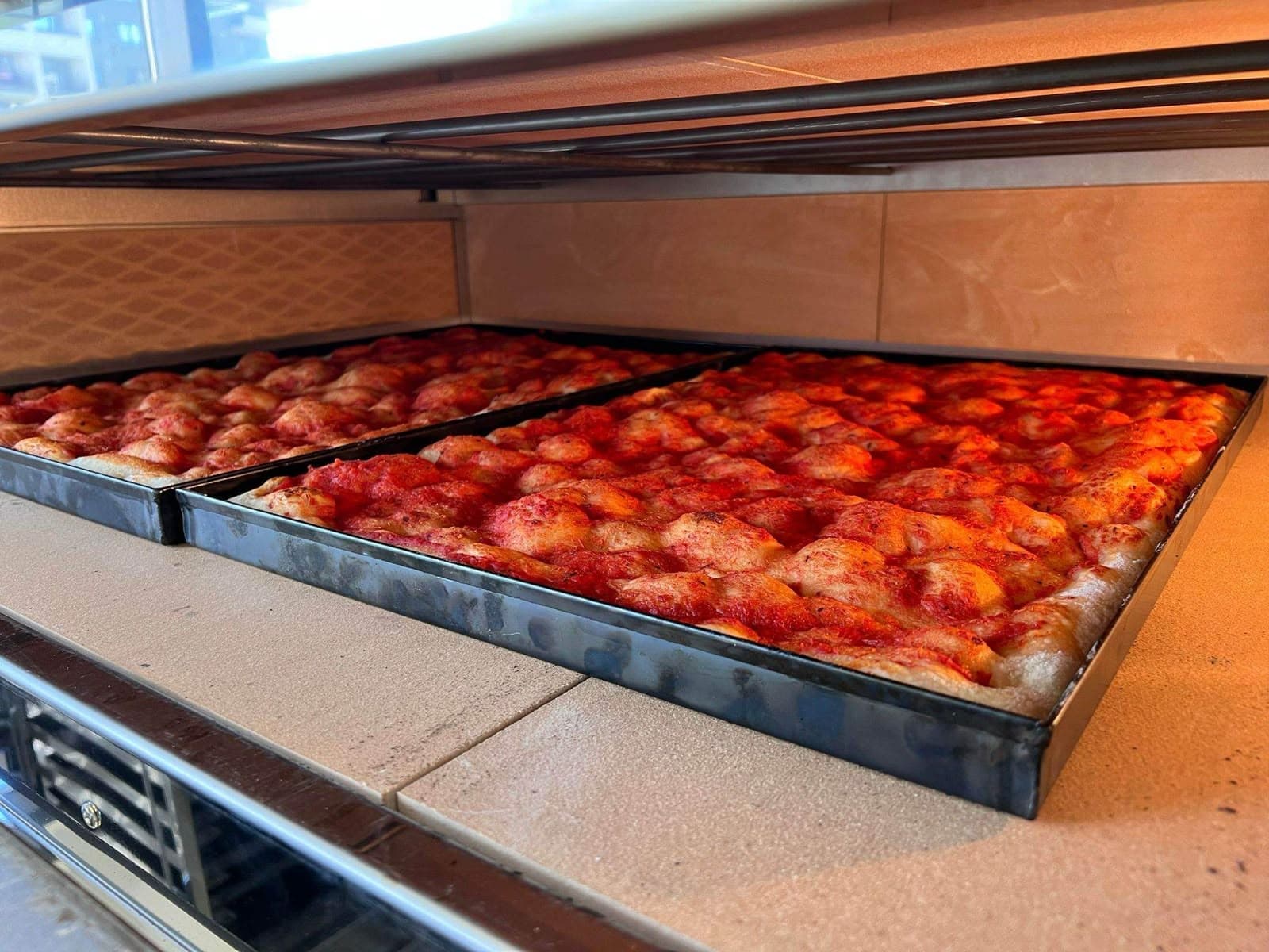 Tăvi de pizza al taglio coapte pe vatră