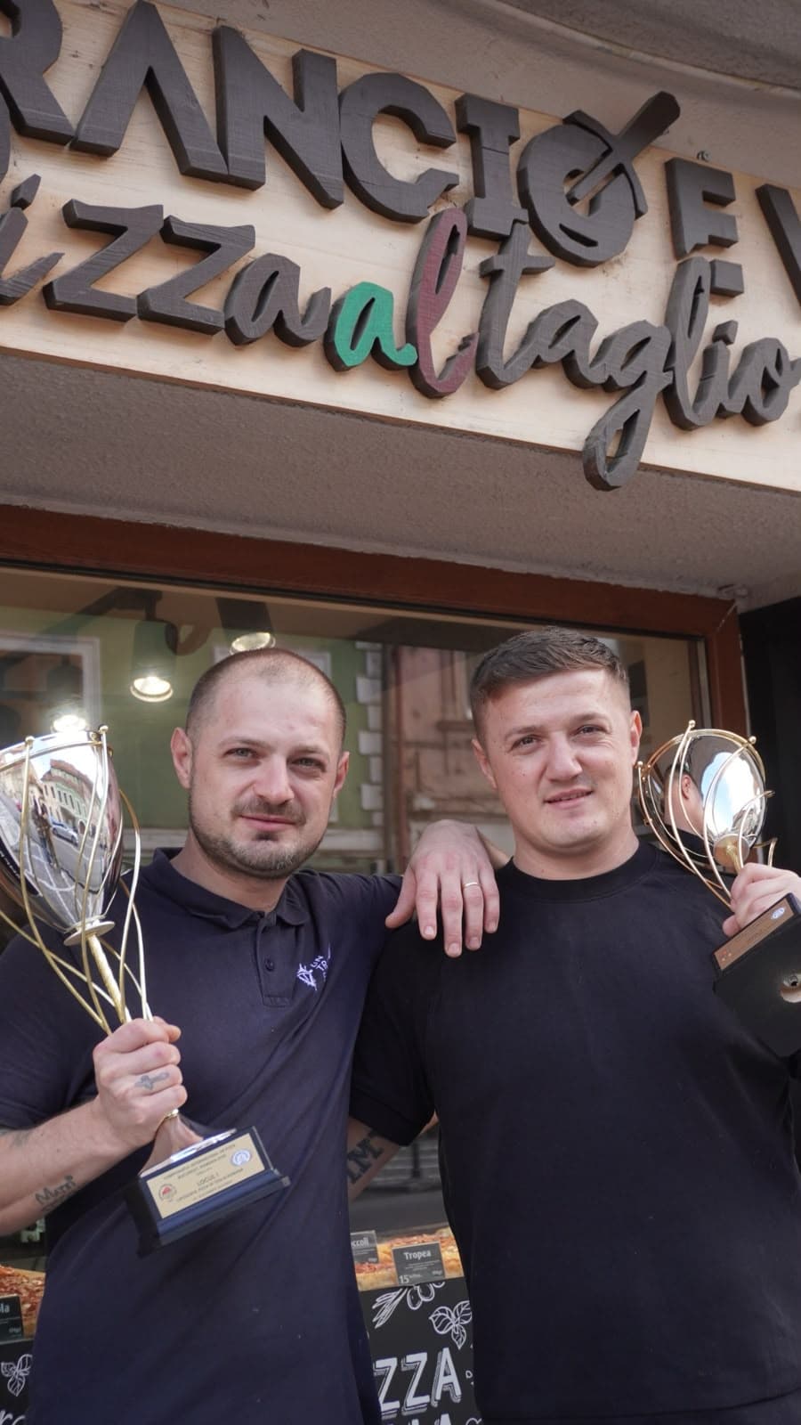 Fondatorii Alex și Mihai cu trofeele de la campionat